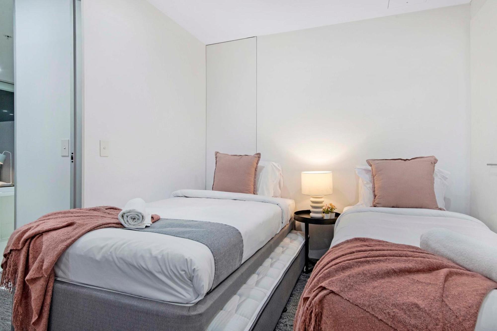 Ocean View Apartments With Balcony - Circle On Cavill - Central Location! - Self Contained & Privately Managed Gold Coast Exterior photo